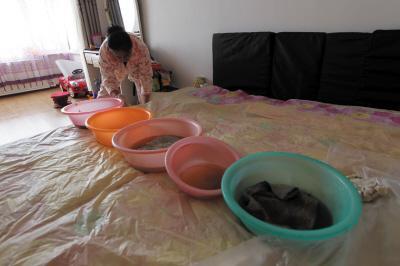 沂南楼上漏水，住户失联，小区没物管，业主维权难！律师来支招……